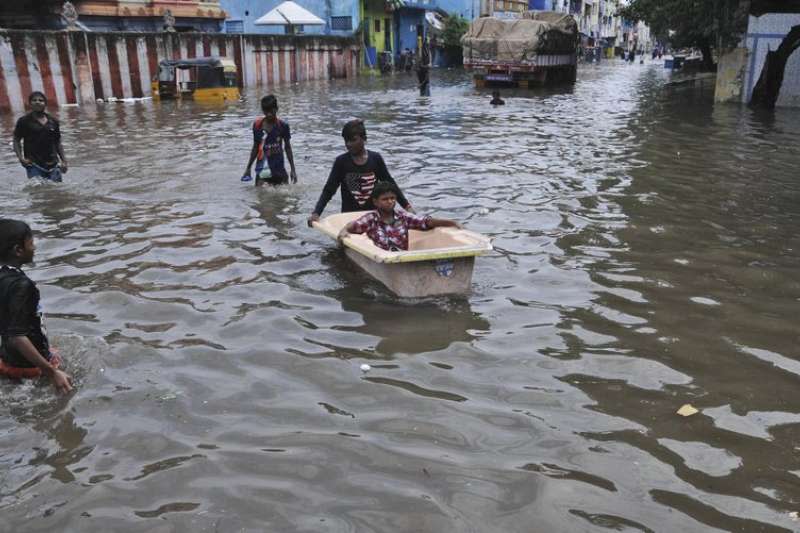 季節雨在印度引發了近年來最為嚴重的洪災及土石流，也破壞了當地的交通道路。（美聯社）