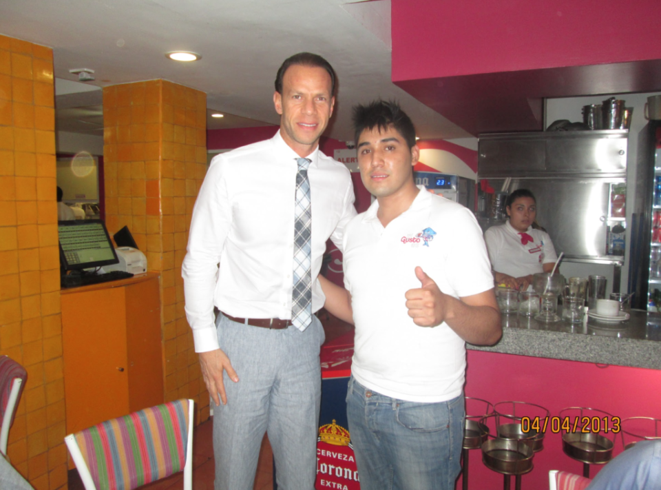 El futbolista Zague es una de las figuras de alto perfil que acuden al restaurante. Cortesía.