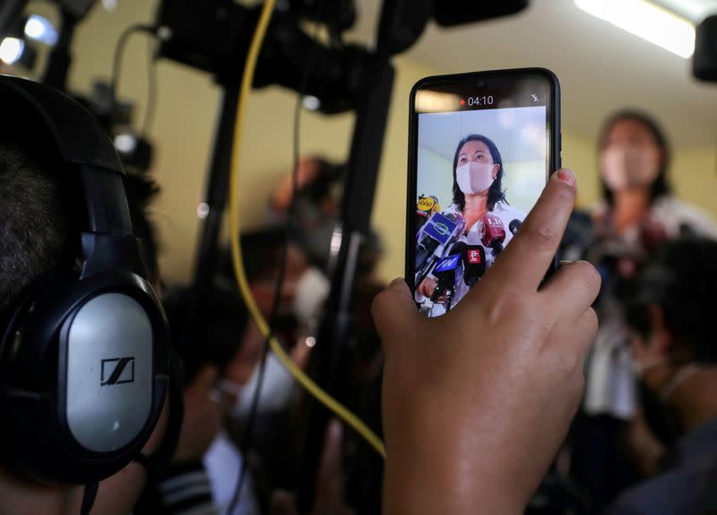 IMAGEN DE ARCHIVO: La candidata presidencial Keiko Fujimori, quien competirá con Pedro Castillo en una segunda vuelta en junio, se ve en la pantalla de un dispositivo móvil mientras habla durante una reunión con líderes de una olla común en Lima, Perú