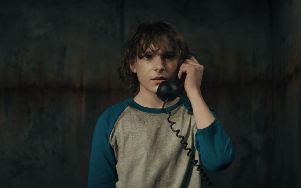 Finney (Mason Thames) wurde entführt und sitzt jetzt in einem feuchtkalten Keller fest. Ein schwarzes Telefon an der Wand ist seine einzige Chance, zu entkommen. (Bild: 2022 Universal Studios)