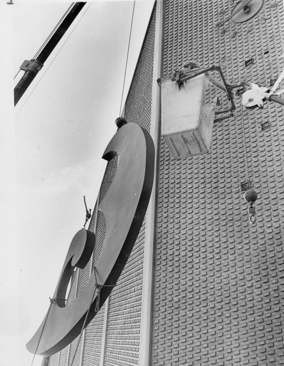 The addition of the B to the front of Boscov's store in 1984.