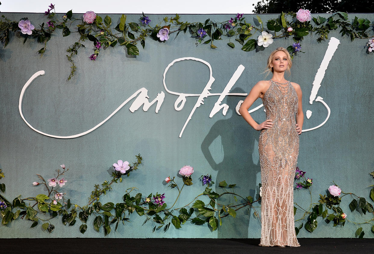 Jennifer Lawrence is Old Hollywood vibes in an Atelier Versace gown. (Photo: Getty Images)
