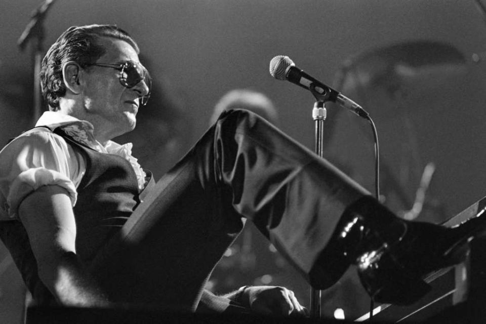 28 octobre <br>
Jerry Lee Lewis <br>
Le rock’n’roll perd son « bad boy » et l’une de ses légendes : Le chanteur et pianiste Jerry Lee Lewis est mort de causes naturelles ce vendredi 28 octobre à l’âge de 87. De Great Balls of Fire à Whole Lotta Shakin’ Goin’ On, en passant par It’ll Be Me, Jerry Lee Lewis laissera une empreinte indélébile dans l’histoire de la musique.