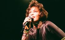 Tragisches Ende einer großen Karriere: Whitney Houston, eine der größten Stimmen der Popmusik, starb am 11. Februar 2012 im Alter von 48 Jahren - sie ertrank in einer Badewanne. Houston verkaufte 170 Millionen Tonträger und gilt bis heute als die Sängerin mit den meisten Auszeichnungen aller Zeiten. (Bild: Mirrorpix/Chris Grieve/Getty Images)