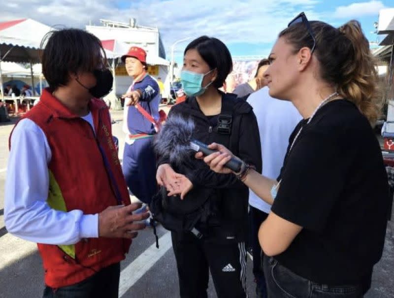 ▲台東縣專勤隊同仁協助外國媒體採訪。（圖／移民署）