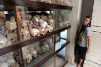 <b>Killing Fields in Kambodscha</b><br><br> Die so genannten „Killing Fields“ in Kambodscha erinnern an die Schrecken der Roten Khmer – und gehören zugleich zu den beliebtesten Touristenattraktionen des Landes. Zu den „Killing Fields“ zählt man rund dreihundert Stätten, an denen nach Schätzungen mindestens 200 000 Menschen politisch motivierten Massenmorden zum Opfer fielen. (Bild: AFP)