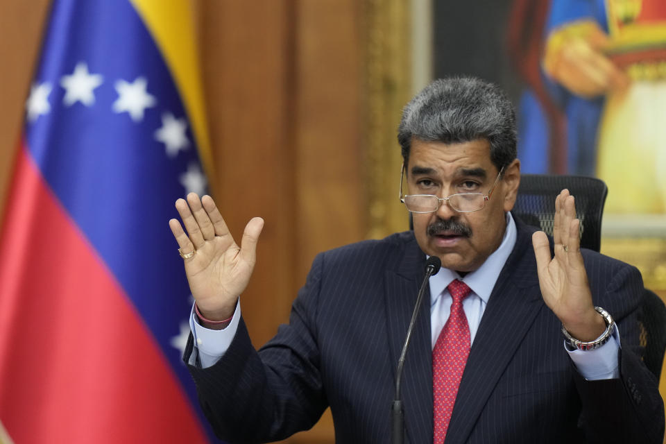 El presidente venezolano Nicolás Maduro ofrece una conferencia de prensa en el palacio presidencial de Miraflores en Caracas, Venezuela, el miércoles 31 de julio de 2024. (AP Foto/Matías Delacroix)