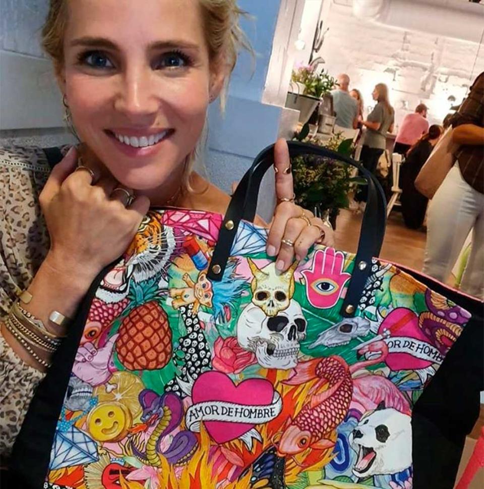 Elsa Pataky con un modelo de Bendito Bolso, una declaración de intenciones contra el tráfico sexual. 