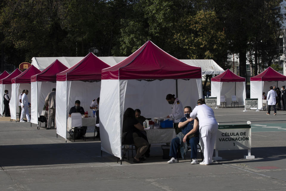 Un trabajador de la salud recibe la vacuna Pfizer-BioNTech para COVID-19 en la base militar N-1 en la Ciudad de México, el miércoles 30 de diciembre de 2020. (AP Foto/Marco Ugarte)