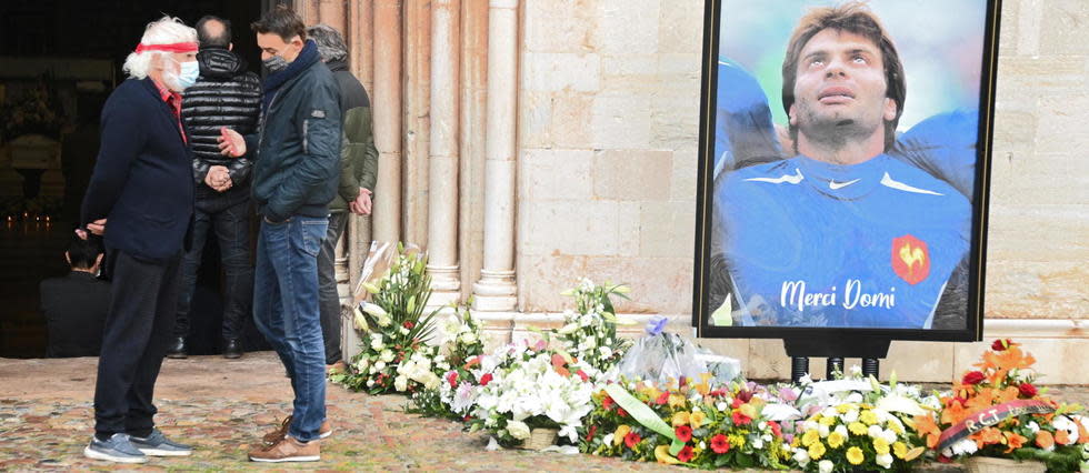 Devant l'église Saint-Louis à Hyères, le 4 décembre.
