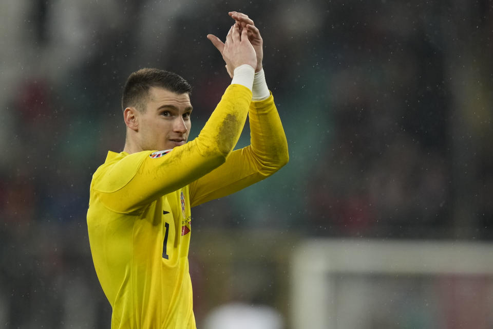 Dominik Livakovic, arquero de la selección de Croacia, aplaude tras la victoria sobre Turquía en Bursa, el martes 28 de marzo de 2023 (AP Foto/Francisco Seco)