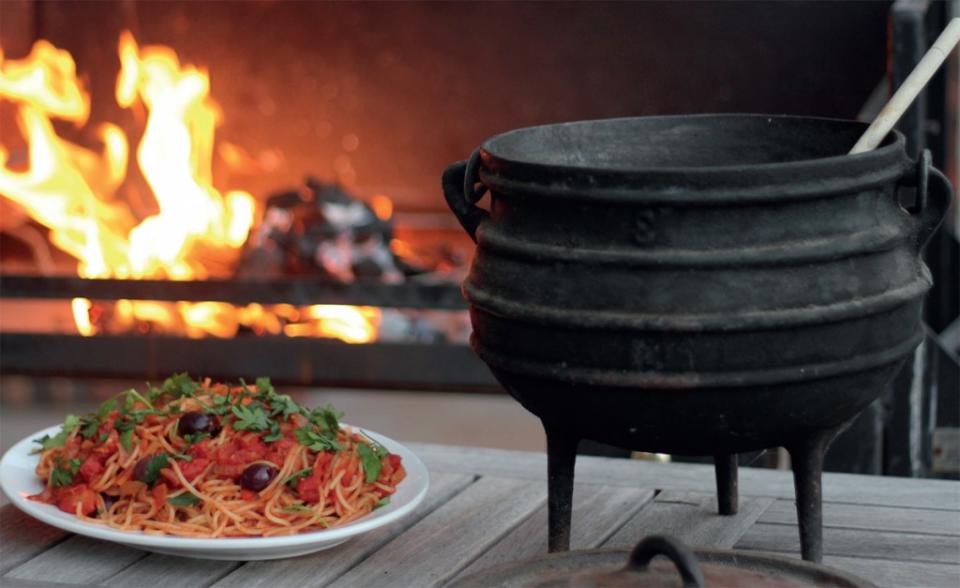 Puttanesca pasta in a potjie