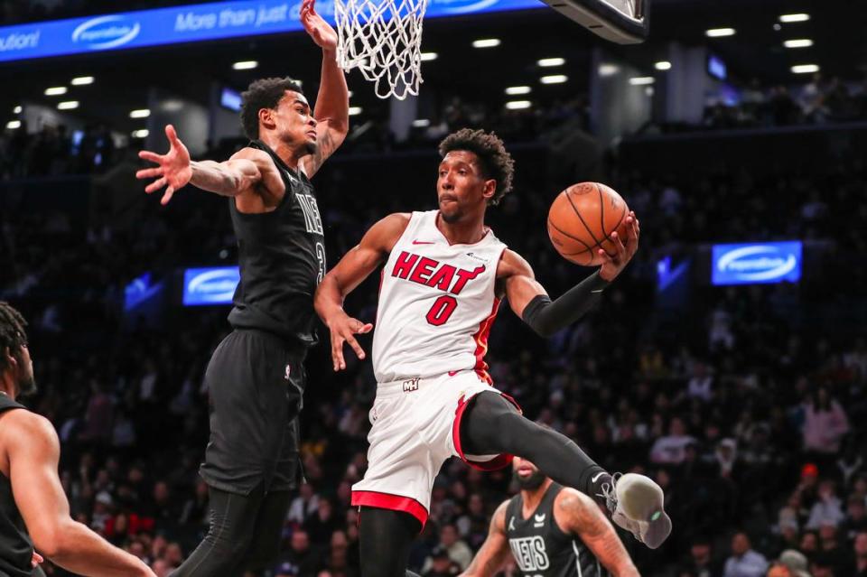 El jugador del Heat de Miami Josh Richardson (0) trata de pasar la pelota ante la marca de Nic Claxton, de los Nets, en el partido celebrado el 15 de enero de 2024 en Brooklyn, Nueva York.