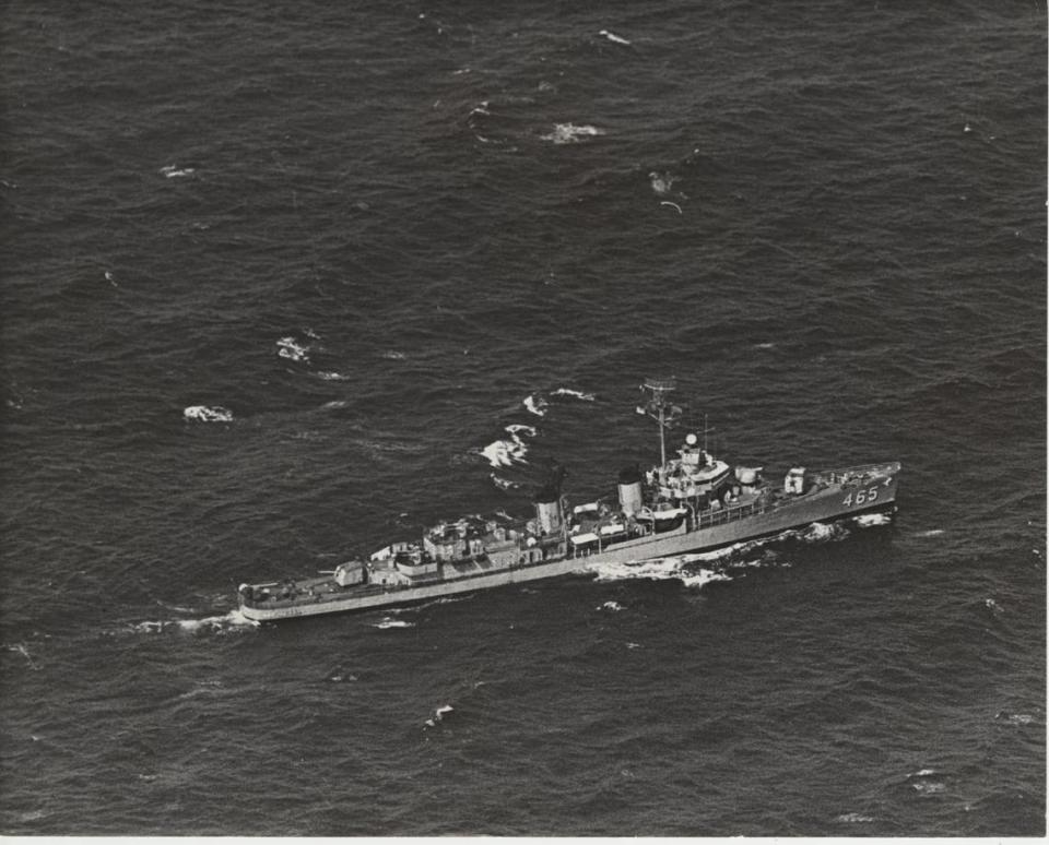 10/25/1962: Destructor permanece en silencio frente a los Cayos. (El DD 465 era el USS Saufley.) El reportero del Herald Gene Miller, a bordo de un pequeño hidroavión con el fotógrafo, escribió que creía que el cañón de la torreta delantera les estaba apuntando. Bill Stapleton/Miami Herald File