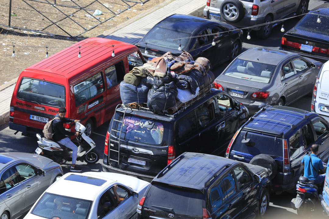 Los automóviles se encuentran en un atasco en la ciudad sureña de Sidón, mientras huyen de las aldeas del sur en medio de los continuos ataques aéreos israelíes, el lunes 23 de septiembre de 2024. (Foto AP/Mohammed Zaatari)