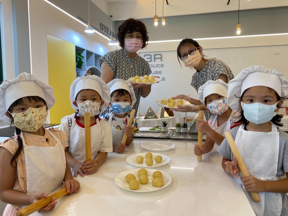 環球幼兒園師生在新建設的STEAM教室烘培香酥小月餅