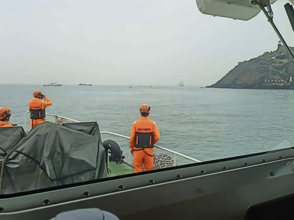 大陸漁船清晨在我東碇島海域翻覆，我金門海巡隊艦艇立即趕往事發地點展開搜救。（圖：海巡署提供）