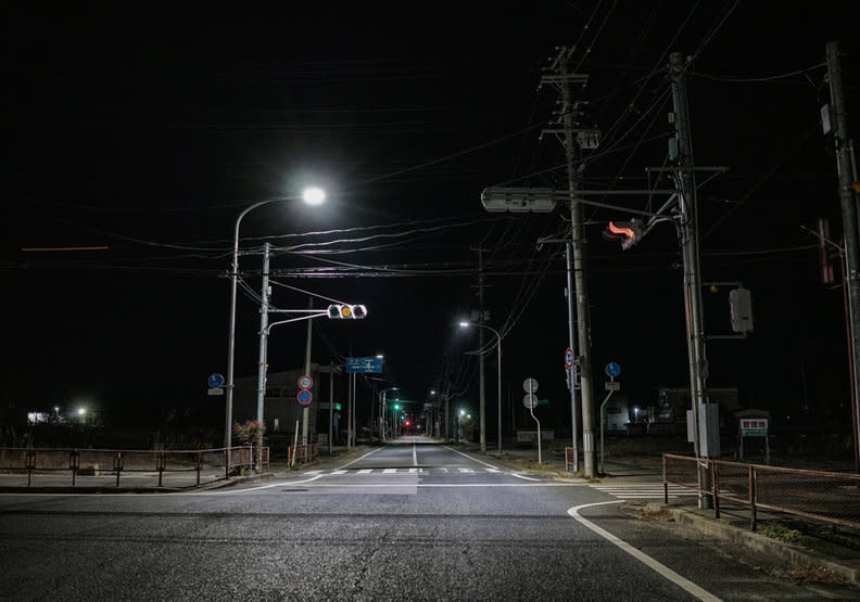 當地的路燈依然照耀，只不過很少人車會經過。James Delano攝