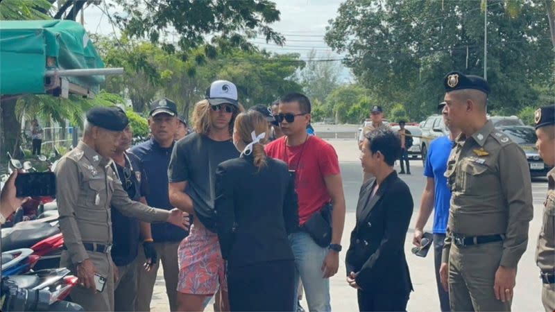 Daniel Sancho Bronchalo, con la policía en la isla de Koh Phangan, Tailandia