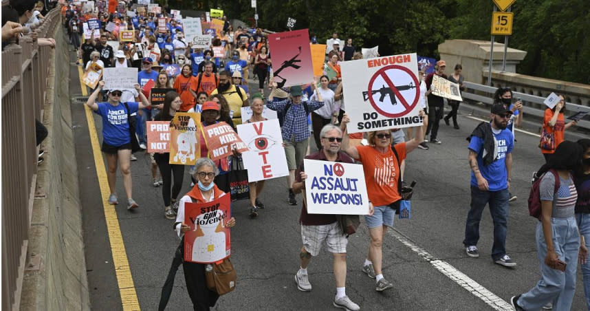 全美各大城市11日就串聯舉行「為生命而走」支持槍枝法令改革集會。（圖／達志／美聯社）