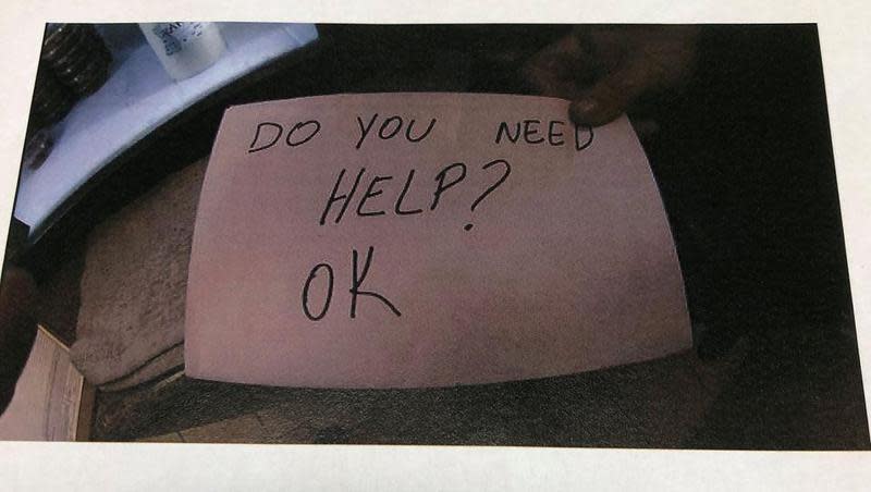 一名在美國佛州奧蘭多餐廳工作的女服務生Flavaine Carvalho，寫下這張祕密紙條「Do You Need Help？」成功救出11歲受虐童。（翻攝Orlando Police Department臉書）