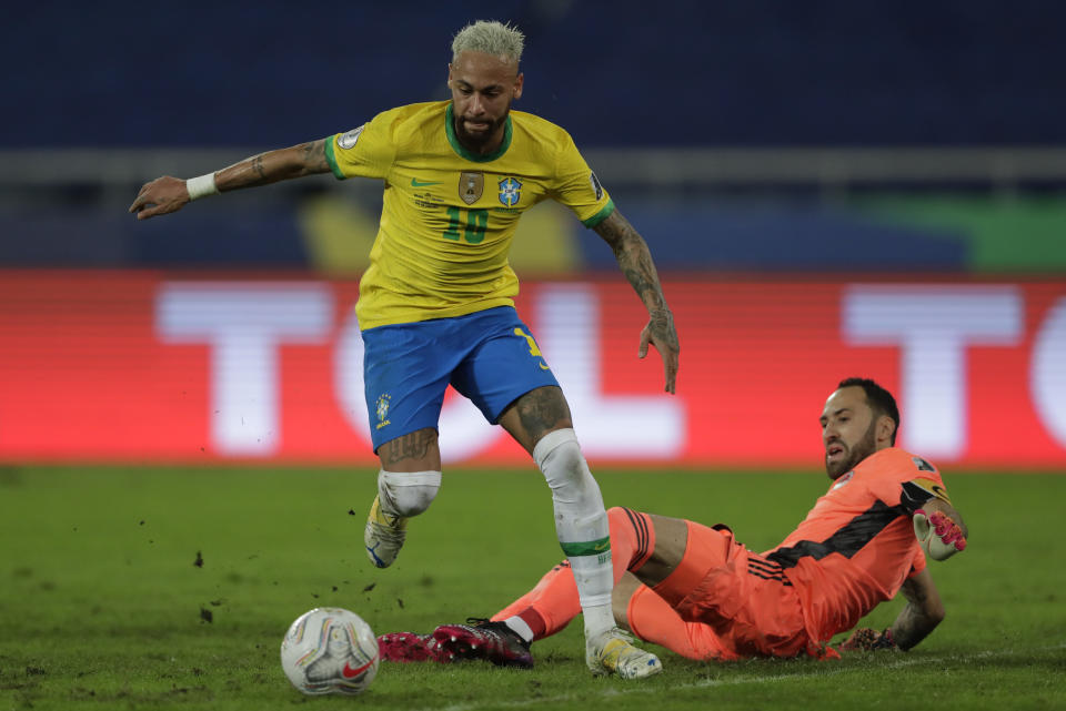 Neymar, de la selección de Brasil, elude al arquero colombiano David Ospina durante un partido de la Copa América, realizado el miércoles 23 de junio de 2021 (AP Foto/Silvia Izquierdo)