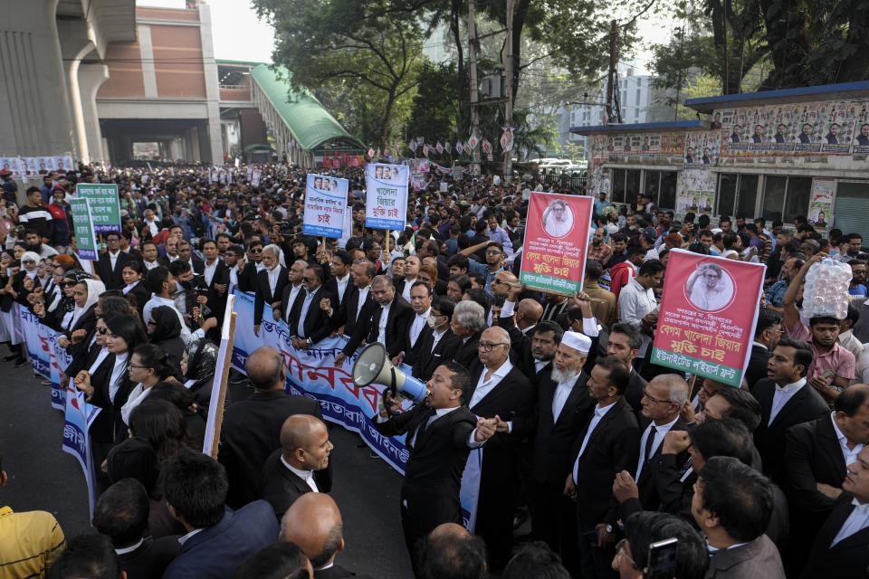 Supporters of Bangladesh Nationalist Party (BNP) form a human chain in front of Jatiya Press Club marking International Human Rights Day in Dhaka, Bangladesh, Sunday, Dec.10, 2023. The opposition allege that thousands of their activists have been detained by security agencies ahead of the country's general election on Jan. 7. The BNP, led by former Prime Minister Khaleda Zia, is boycotting the election leaving voters in the South Asian nation of 166 million with little choice but to re-elect Prime Minister Sheikh Hasina's Awami League for a fourth consecutive term. (AP Photo/ Mahmud Hossain Opu)