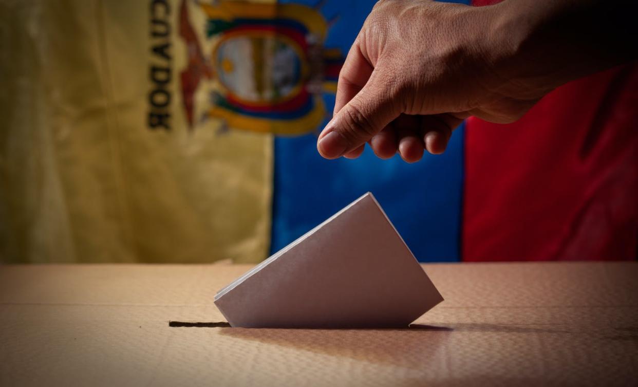 <a href="https://www.shutterstock.com/es/image-photo/ecuadorian-deciding-vote-elections-president-assemblyman-1883565172" rel="nofollow noopener" target="_blank" data-ylk="slk:Edgar Daniel Yanchapaxi / Shutterstock;elm:context_link;itc:0;sec:content-canvas" class="link ">Edgar Daniel Yanchapaxi / Shutterstock</a>