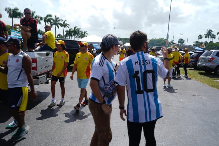 Hinchas argentinos y colombianos en la previa de la final en Miami