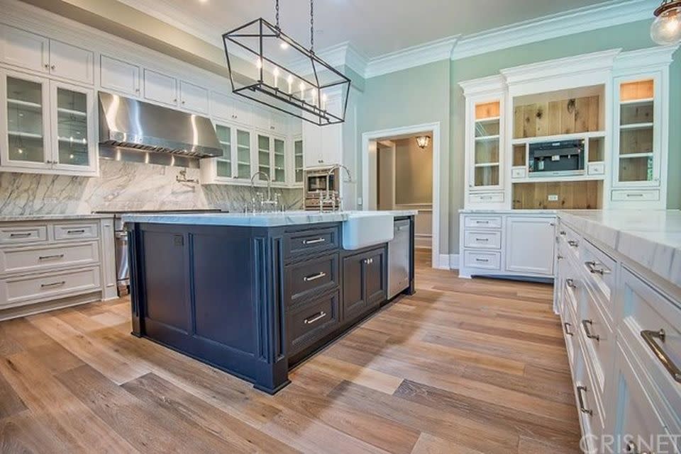 <p>The ‘chef’s’ kitchen features stone counters and stainless steel appliances, opening to the family<span> room with fireplace, music system and adjoining entertainer’s patio. </span>Photo: zillow.com/Berkshire Hathaway HomeServices </p>