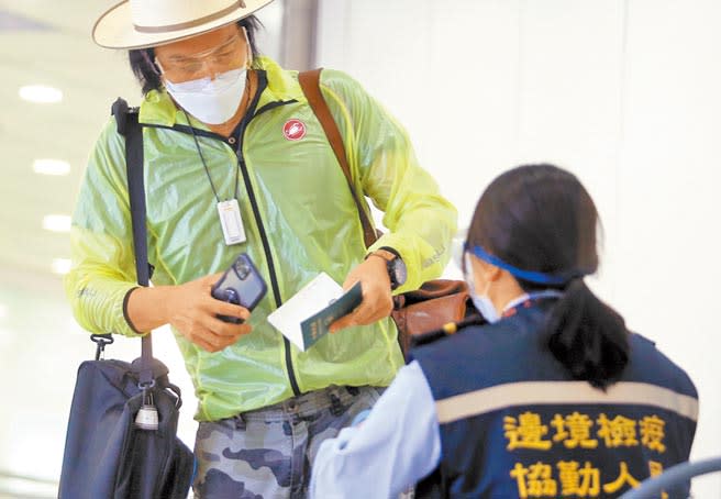 台灣本土疫情蠢動，口罩搶購潮再現，政府傳將擴大徵收口罩至總產量8成，必要時不排除全數徵用。圖為桃機入境旅客查驗健康聲明書。（范揚光攝）