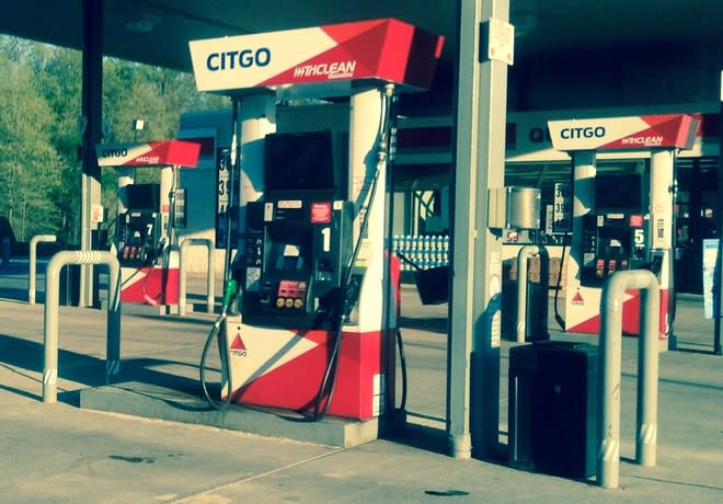 原油期貨跌至每桶-37.63美元，但要好幾週才會反映在加油站的價格上。（photo by Flickr）