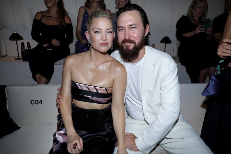 Kate Hudson and Danny Fujikawa attend the Giorgio Armani Prive Haute Couture Fall/Winter 2023/2024 show (Getty Images)