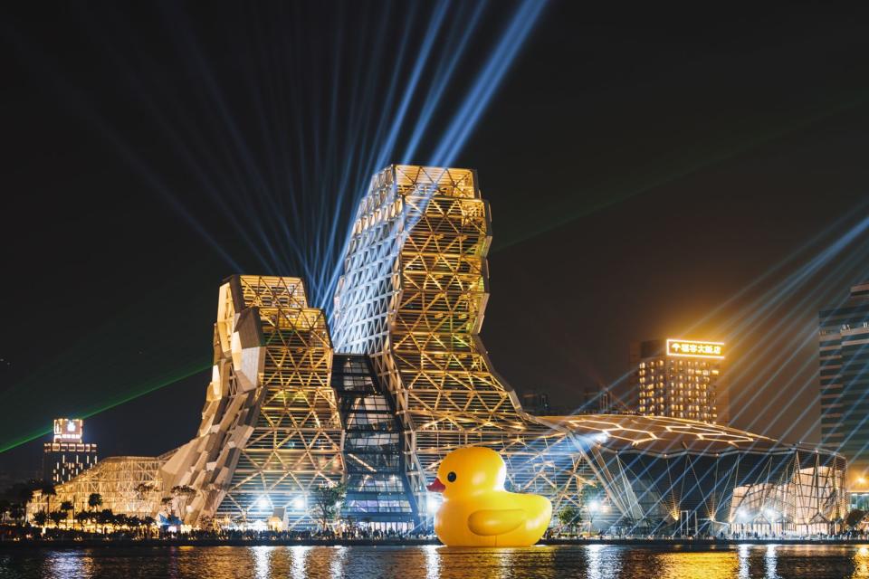 2024高雄燈會以「Kaohsiung Wonderland 冬日遊樂園」為主題，讓重量級嘉賓黃色小鴨登陸愛河灣。 （高流提供）