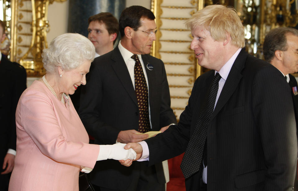 Britain's Queen Elizabeth II meets The Mayor of London Boris Johnson during a reception for G20 leaders at Buckingham Palace in London, Wednesday, April 1, 2009. (AP Photo/Kirsty Wigglesworth, Pool)