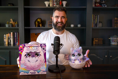 Jason Kelce Takes the Mic for a Play-by-Play Unveiling of the All-New Hatchimals Alive Mystery Hatch (CNW Group/Spin Master Corp.)