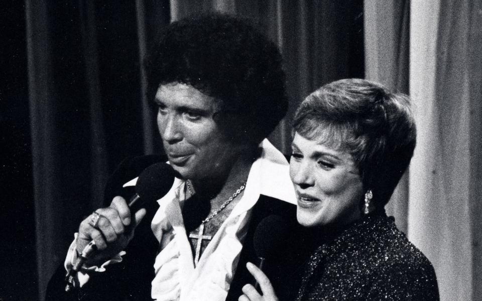 Wir sind endgültig in den 70-ern angekommen, man sieht es an seiner Frisur. Im Bild: Tom Jones bei einem Duett mit Musical-Star Julie Andrews ("Mary Poppins") im New Yorker Hilton Hotel, 1975. (Bild: Ron Galella/Getty Images)