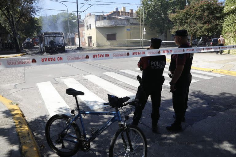 Se prendió fuego un colectivo de la línea 50 en la esquina de José Martí y Crisóstomo Álvarez. Bajo Flores