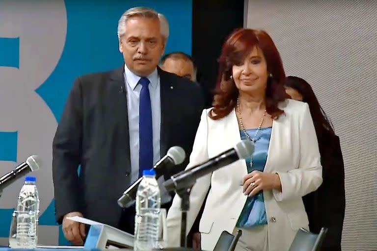 Alberto Fernández y Cristina Kirchner en el acto por los 100 años de YPF