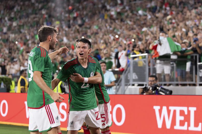 Hirving "Chucky" Lozano festeja con sus compañeros el gol con el que México venció a Perú en partido amistoso