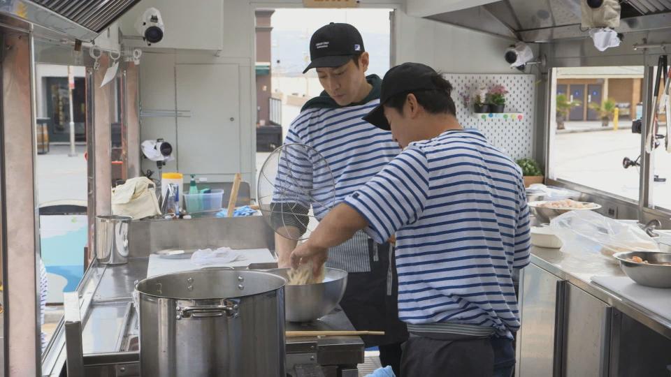 韓版阿基師親自指導Eric廚藝（圖／中天娛樂台提供）