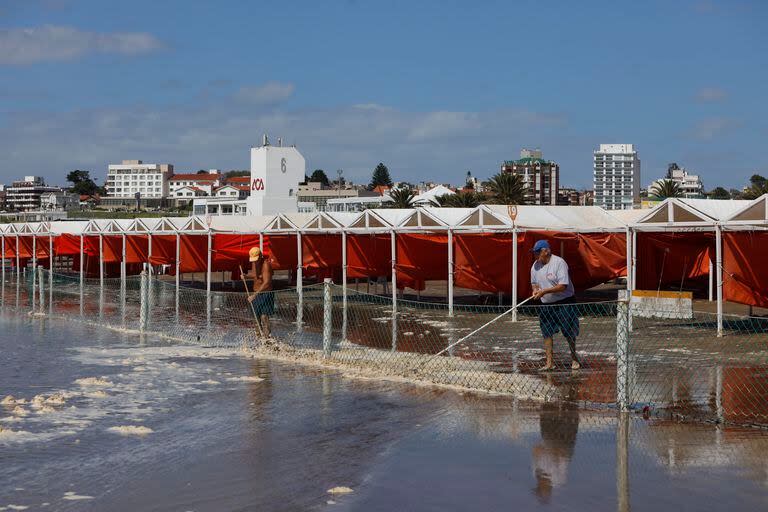 El agua dentro de las carpas en Punta Mogotes