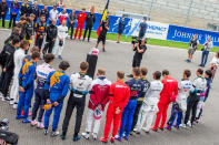 Traditionnellement, le Grand Prix de Belgique, programmé depuis quelques années après la trêve estivale, est particulièrement attendu. Parce que le tracé est parmi les plus mythiques du calendrier. Et parce qu’après 4 semaines sans F1, les fans sont particulièrement impatients de retrouver leur activité favorite du dimanche. Pourtant, cette année, le dimanche matin, le coeur n’y était pas, n’y était plus. La veille, Anthoine Hubert, jeune espoir français du sport automobile, avait trouvé la mort sur la piste nichée au creux des Ardennes belges lors de la course longue de Formule 2. Le coeur lourd, les yeux humides, chacun a rendu hommage au pilote de 22 ans, membre du programme jeune Renault. À l’issue du Grand Prix, Charles Leclerc a signé la première victoire de sa jeune carrière. Un moment particulier, entièrement dédié à son ami disparu. (Crédit Peter Fox/Getty Images)