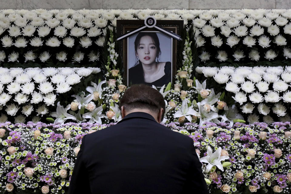 Un hombre surcoreano rinde sus respetos a la estrella de K-pop Goo Hara frente a un altar en su memoria en un hospital en Seúl, el lunes 25 de noviembre del 2019. Hara fue hallada muerta en su casa en Seúl el domingo, dijo la policía. (Chung Sung-Jun/Pool Photo via AP)