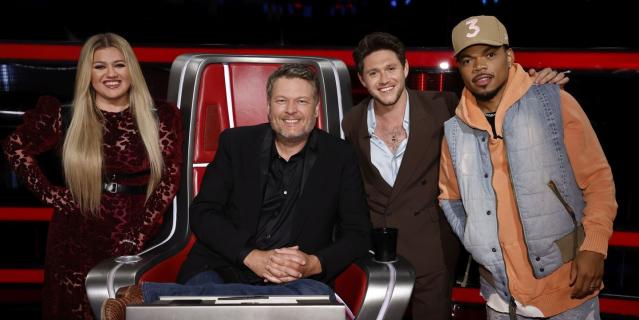 pictured l r kelly clarkson, blake shelton, niall horan, chance the rapper in the voice studio, with blake on the red chair