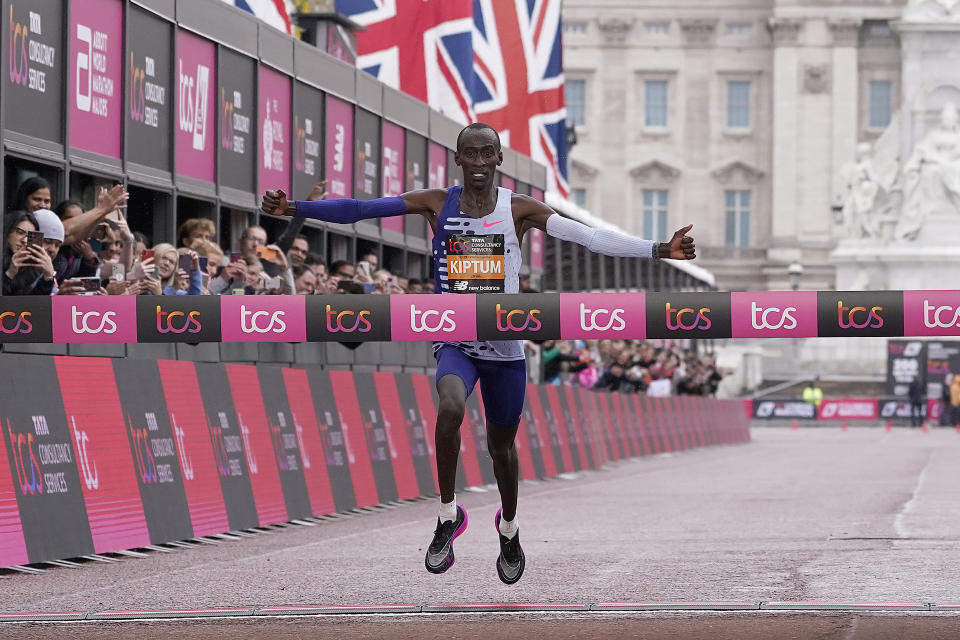 Kelvin Kiptum cruza la línea de meta al ganar la rama masculina del Maratón de Boston el domingo 23 de abril del 2023. (AP Foto/Alberto Pezzali)