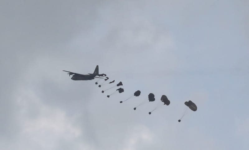 Humanitarian aid packages land by the help of parachutes after dropping from a plane as Israeli attacks continue in Gaza City. Ali Hamad/APA Images via ZUMA Press Wire/dpa