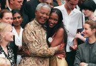 La même année, Naomi Campbell rencontre Nelson Mandela, qui la considèrera comme sa petite-fille d’honneur. Le mannequin soutient régulièrement les campagnes politiques et les causes humanitaires portées par l’ancien président d’Afrique du Sud.