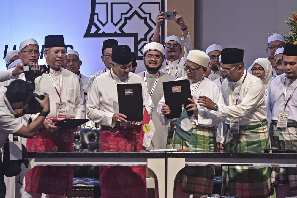 Umno president Datuk Seri Zahid Hamidi and PAS president Datuk Seri Hadi Awang at the Himpunan Penyatuan Ummah (Muslim Unity Rally) held at the Putra World Trade Centre in Kuala Lumpur September 14, 2019. — Picture by Shafwan Zaidon