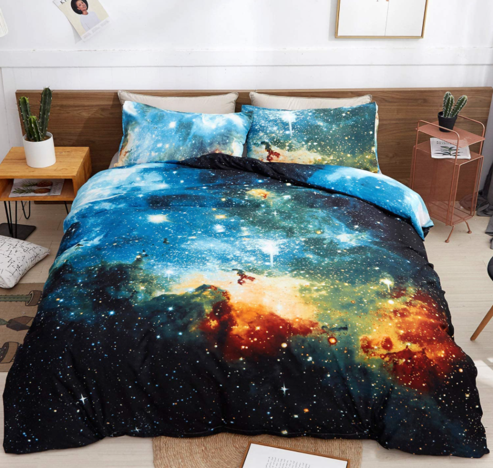 LAMEJOR 3D Galaxy Outer Space Duvet Cover Set (Photo via Amazon)